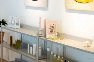 파스텔 톤 소품이 어우러진 감각적인 오피스 선반